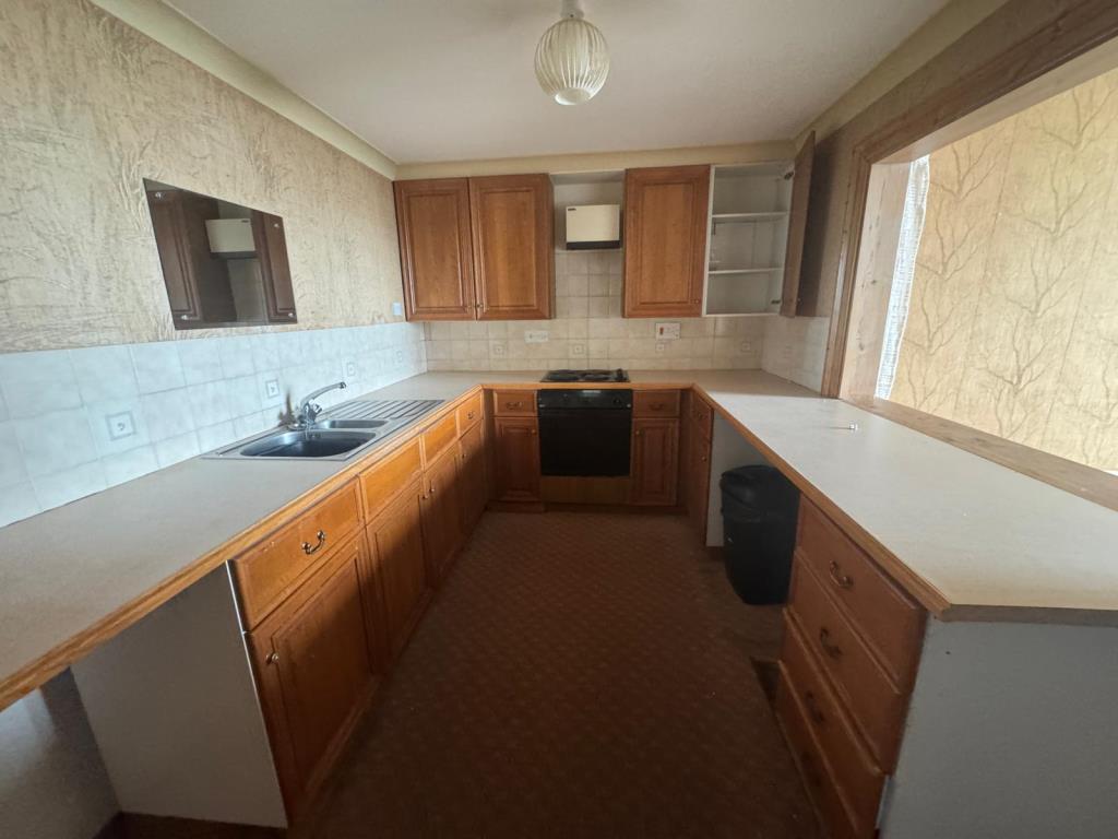 Lot: 95 - FIRST FLOOR APARTMENT WITH SPECTACULAR VIEWS - Kitchen space